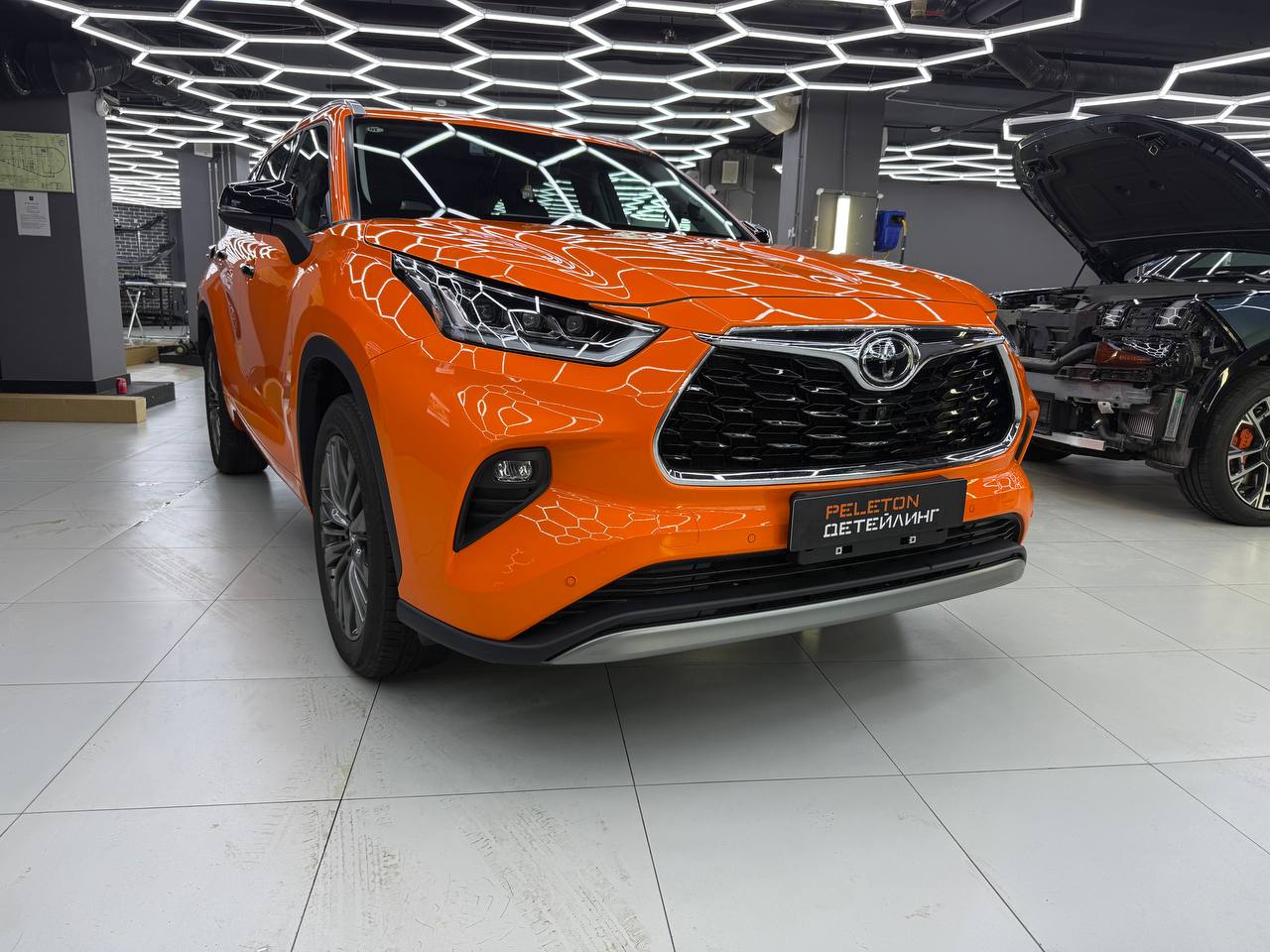 Оклейка Toyota Highlander в McLaren Orange: из черного - в яркий и бескомпромиссный
